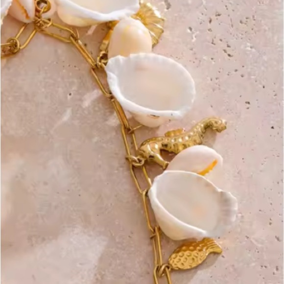 Summer trend adjustable Gold and White Shell Charm Bracelet - Picture 6 of 13